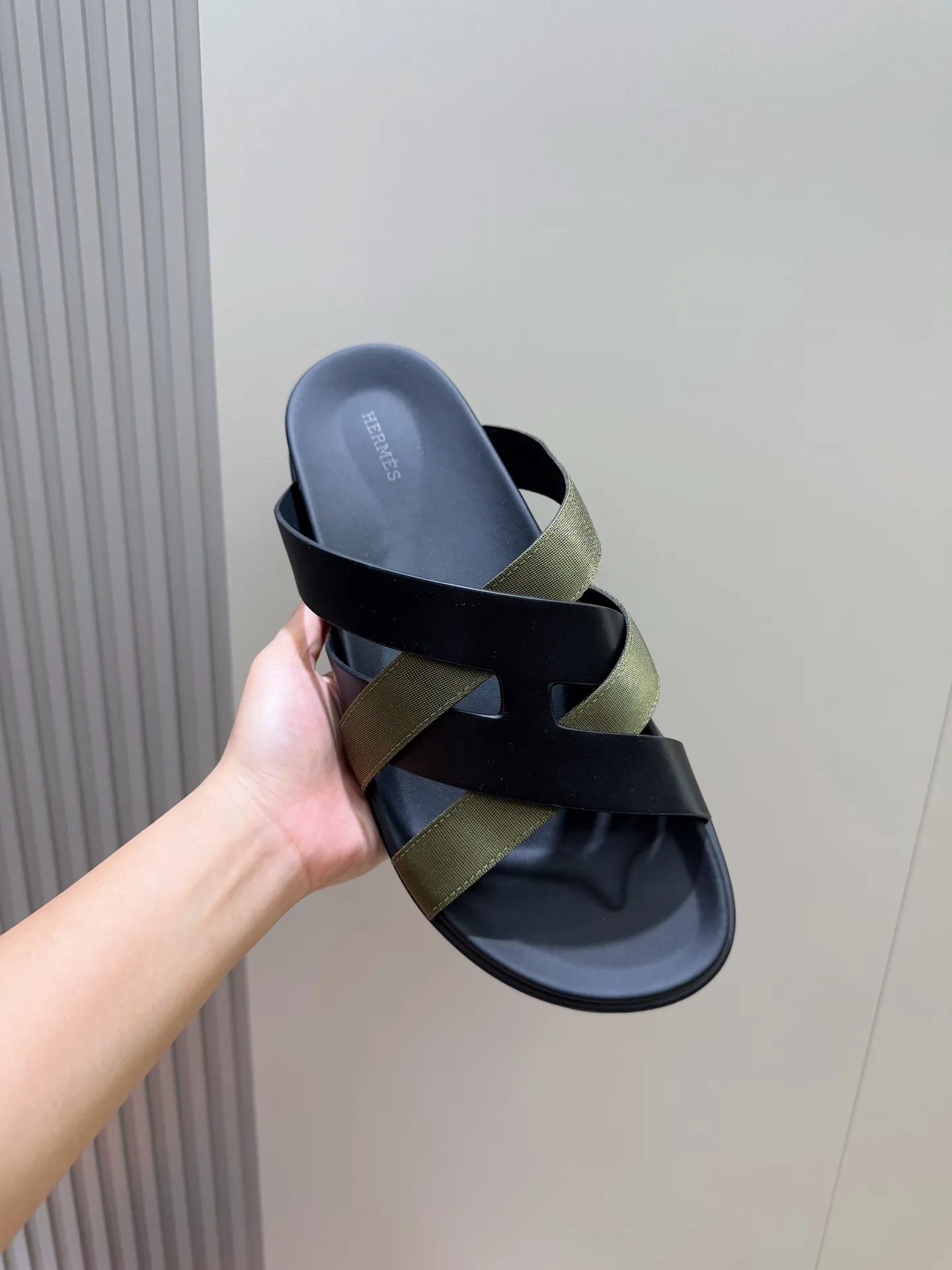 p300💰Men's Shoes Hermes Men's Kazimir Slippers - Top quality woven calfskin functional sandals with an intertwined upper inspired by the "H" iconic pattern to create a casual look, perfect for summer. Imported cowhide + cowhide lining + rubber outsole Size: 39-44 (customized at 38.45.46)